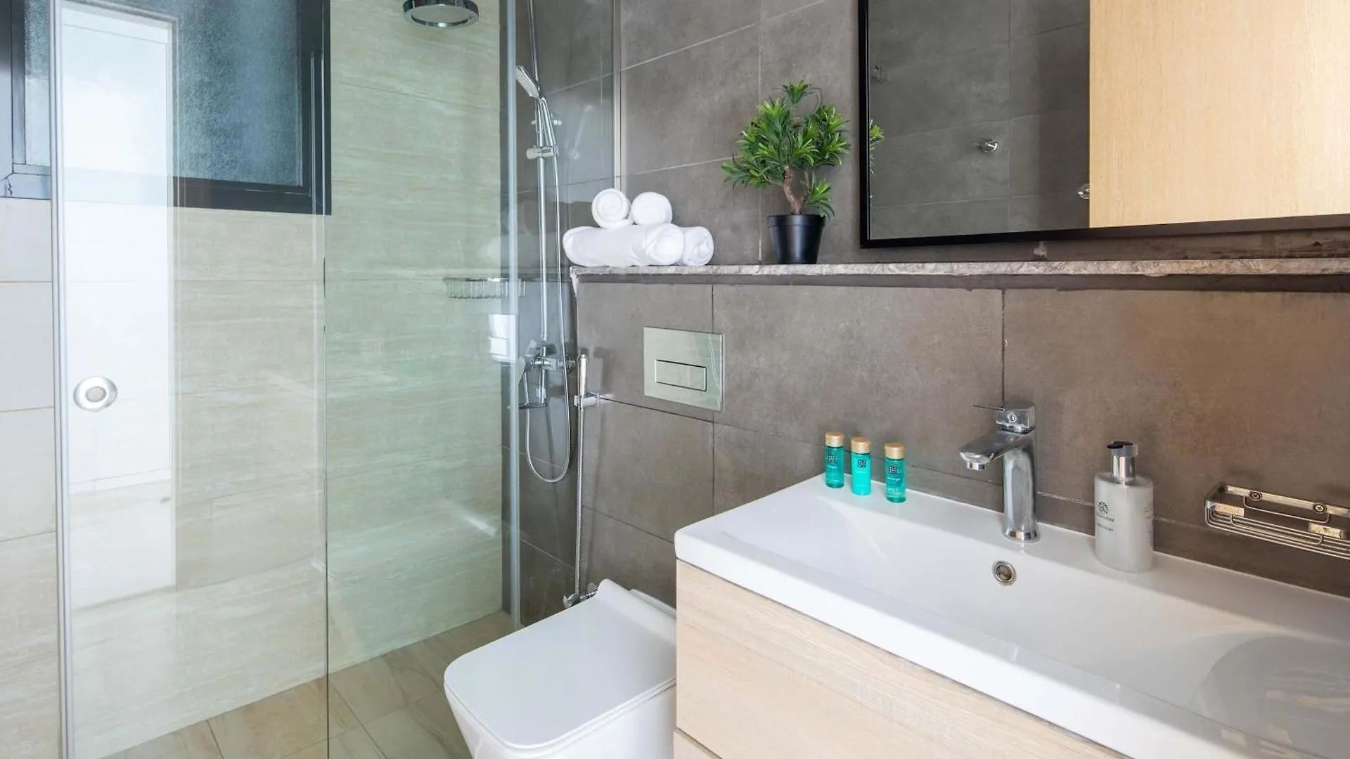 Frank Porter - Square Tower Dubai Apartment